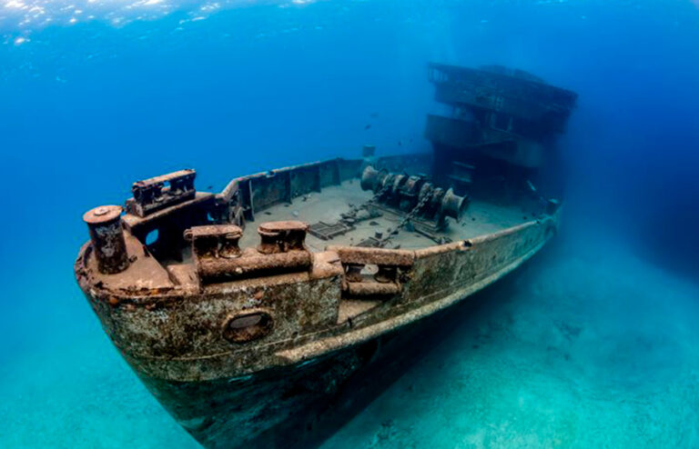 Scheepswrak van de Juan de la Barrera op de bodem van de oceaan. Het wrak ligt voor de kust van Cancún, in de buurt van Isla Mujeres.